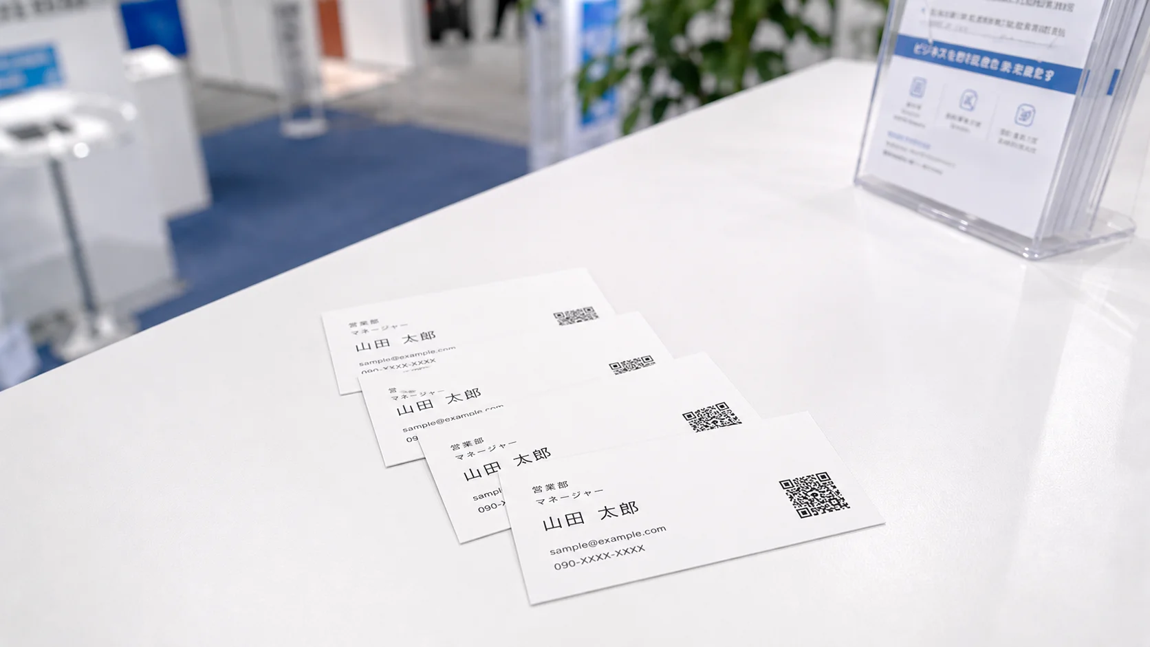 展示会で名刺を手渡しているビジネスシーン
