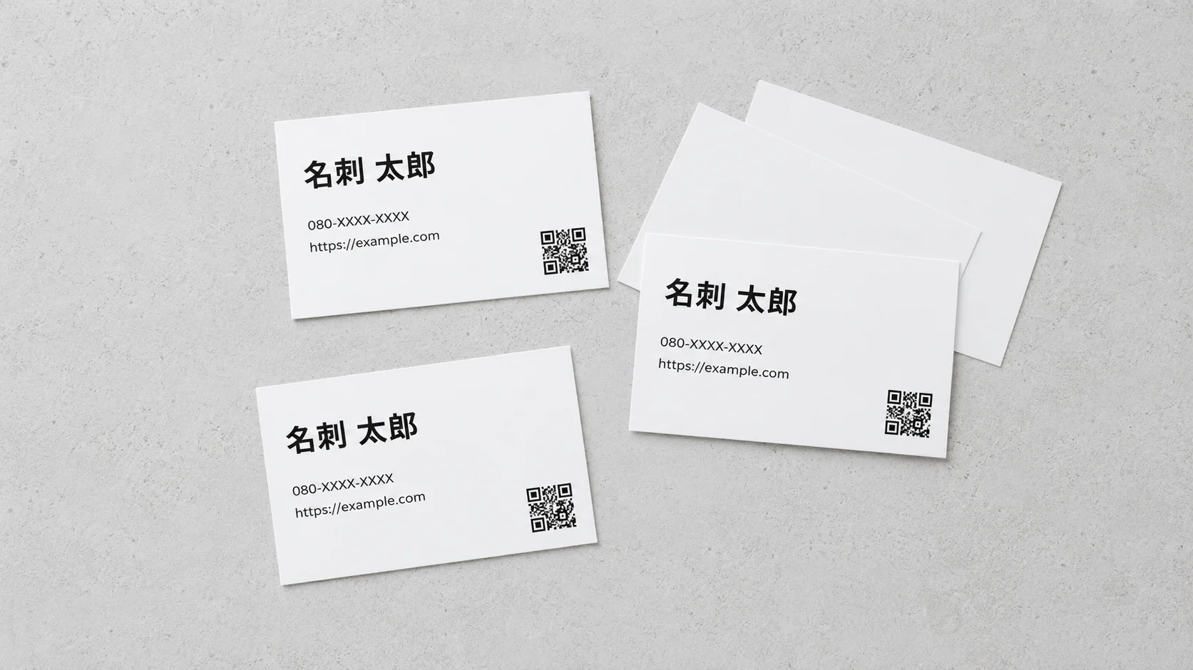 QRコードが印刷されたビジネス名刺のフラットレイ